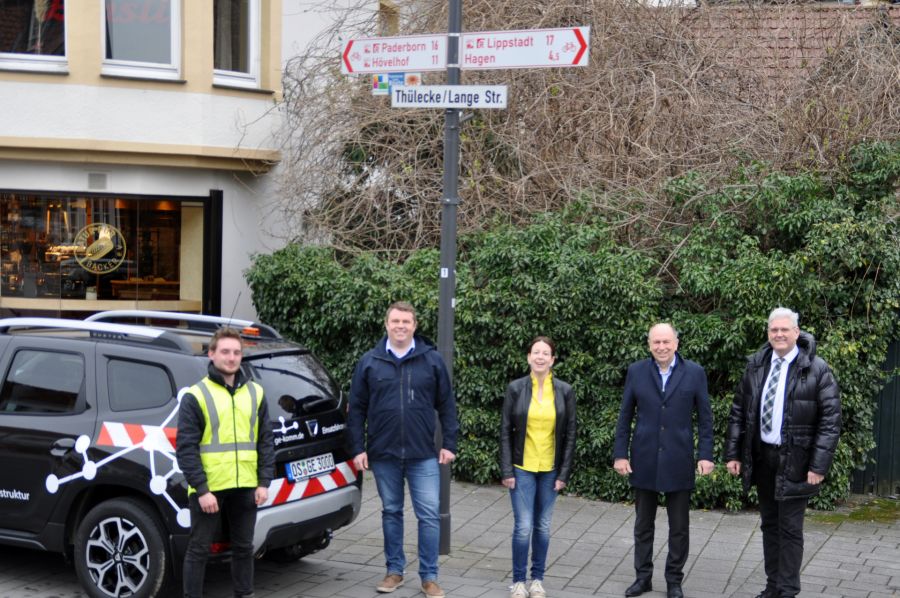 Pünktlich zum Beginn der Rad-Saison erstrahlen die Schilder im neuen Glanz - Patric Ranis (Ge-Komm), Euren Bitjukov (Geschäftsführer Ge-Komm), Linda Noack (Radverkehrsplanerin Kreis Paderborn, Landrat Christoph Rüther und Delbrücks Bürgermeister  Fotorechte: Kreis Paderborn, Kreisstraßenbauamt, Michael Rüngeler 